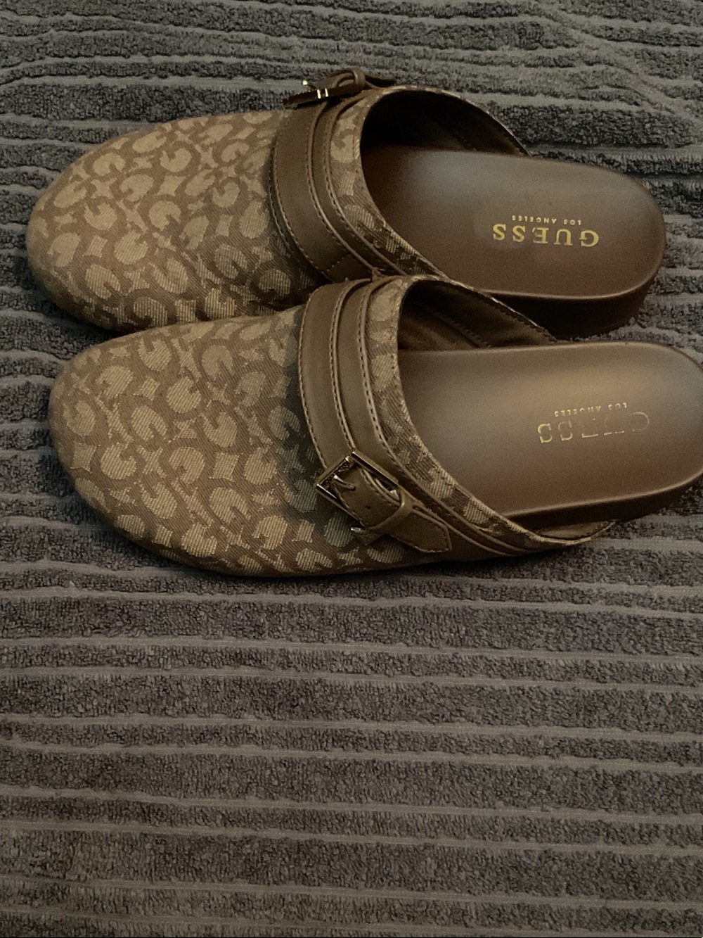 GUESS Tan Logo-Print Slip-On Clogs with Gold Buckle